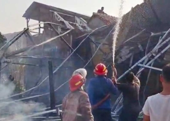 Mesin Pemanas Diduga Picu Kebakaran Kandang Ayam di Cirebon 1 Petugas Pemadam Kebakaran Kabupaten Cirebon Melakukan Upaya Pemadaman Api Yang Membakar Kandang Ayam Di Blok Pesantren, Rt 001/Rw 006, Desa Wiyong, Kecamatan Susukan, Rabu, 14 Oktober 2026.