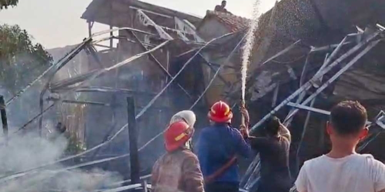 Mesin Pemanas Diduga Picu Kebakaran Kandang Ayam di Cirebon 6 Petugas Pemadam Kebakaran Kabupaten Cirebon Melakukan Upaya Pemadaman Api Yang Membakar Kandang Ayam Di Blok Pesantren, Rt 001/Rw 006, Desa Wiyong, Kecamatan Susukan, Rabu, 14 Oktober 2026.