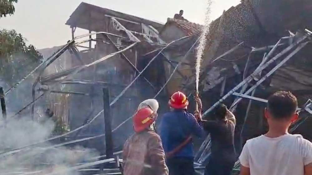 Mesin Pemanas Diduga Picu Kebakaran Kandang Ayam di Cirebon 1 Petugas Pemadam Kebakaran Kabupaten Cirebon Melakukan Upaya Pemadaman Api Yang Membakar Kandang Ayam Di Blok Pesantren, Rt 001/Rw 006, Desa Wiyong, Kecamatan Susukan, Rabu, 14 Oktober 2026.
