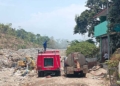 Petugas Pemadam Kebakaran Kabupaten Cirebon Berjibaku Memadamkan Api Yang Membakar Sampah Di Tpas Gunung Santri, Desa Kepuh, Kecamatan Palimanan, Selasa, 6 Oktober 2026.