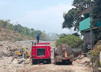 Petugas Pemadam Kebakaran Kabupaten Cirebon Berjibaku Memadamkan Api Yang Membakar Sampah Di Tpas Gunung Santri, Desa Kepuh, Kecamatan Palimanan, Selasa, 6 Oktober 2026.