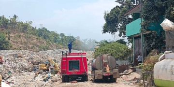 Api di Bawah Tumpukan Sampah TPAS Gunung Santri Cirebon Masih Menyala 8 Petugas Pemadam Kebakaran Kabupaten Cirebon Berjibaku Memadamkan Api Yang Membakar Sampah Di Tpas Gunung Santri, Desa Kepuh, Kecamatan Palimanan, Selasa, 6 Oktober 2026.