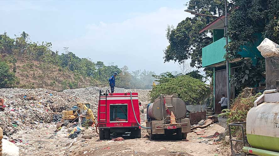 Api di Bawah Tumpukan Sampah TPAS Gunung Santri Cirebon Masih Menyala 1 Petugas Pemadam Kebakaran Kabupaten Cirebon Berjibaku Memadamkan Api Yang Membakar Sampah Di Tpas Gunung Santri, Desa Kepuh, Kecamatan Palimanan, Selasa, 6 Oktober 2026.