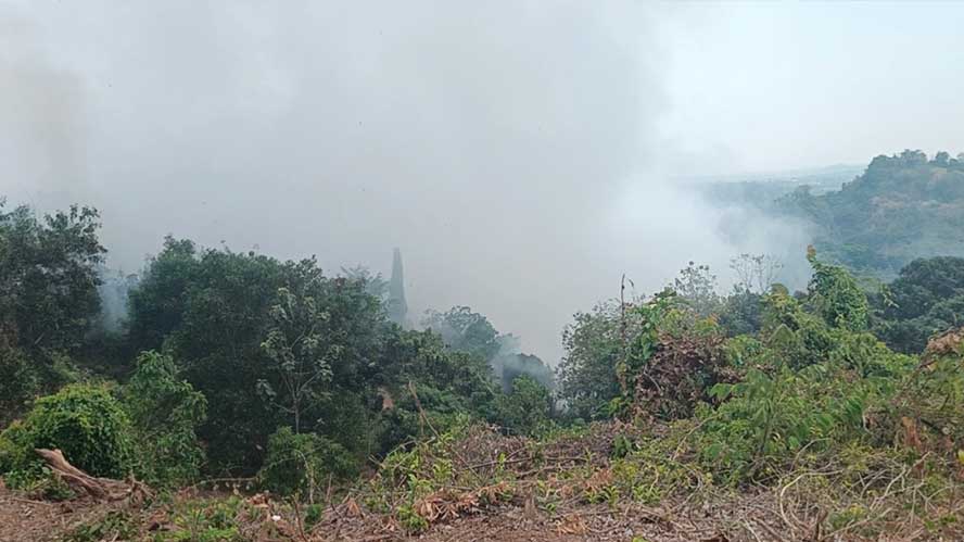 Api di Bawah Tumpukan Sampah TPAS Gunung Santri Cirebon Masih Menyala 3 Asap Membumbung Tinggi Akibat Kebakaran Lahan Di Sekitar Tpas Gunung Santri, Desa Kepuh, Kecamatan Palimanan, Kabupaten Cirebon, Selasa, 6 Oktober 2026.