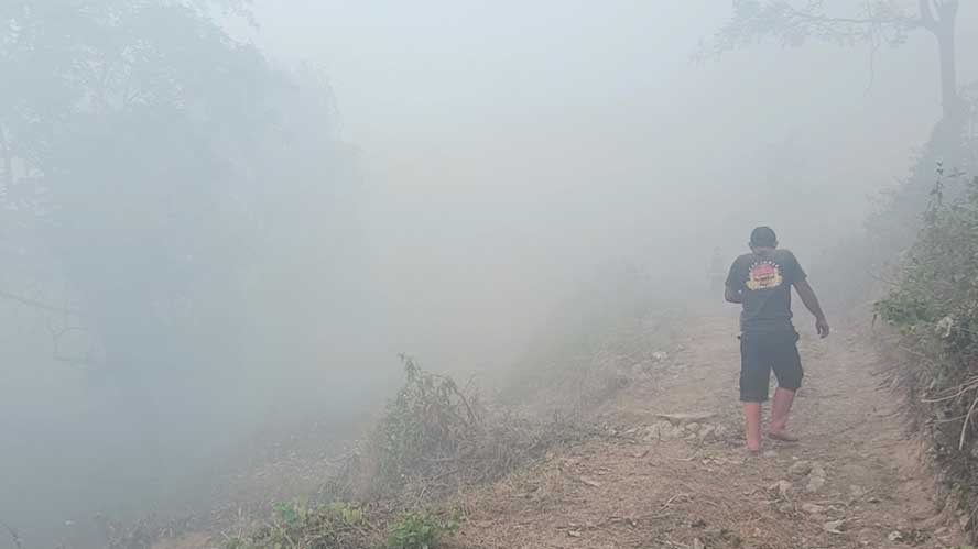 Api di Bawah Tumpukan Sampah TPAS Gunung Santri Cirebon Masih Menyala 2 Asap Menyelimuti Akibat Kebakaran Lahan Di Sekitar Tpas Gunung Santri, Desa Kepuh, Kecamatan Palimanan, Kabupaten Cirebon, Selasa, 6 Oktober 2026.