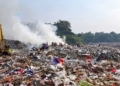 Tangkapan Layar Video Rekaman Dari Disdamkarmat Kabupaten Cirebon Yang Memperlihatkan Asap Masih Mengepul Dari Tumpukan Sampah Tpas Gunung Santri, Rabu, 7 Oktober 2026.