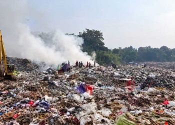 Tangkapan Layar Video Rekaman Dari Disdamkarmat Kabupaten Cirebon Yang Memperlihatkan Asap Masih Mengepul Dari Tumpukan Sampah Tpas Gunung Santri, Rabu, 7 Oktober 2026.