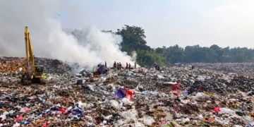 Asap Masih Mengepul, Damkar Urai Timbunan Sampah di TPAS Gunung Santri Cirebon 7 Tangkapan Layar Video Rekaman Dari Disdamkarmat Kabupaten Cirebon Yang Memperlihatkan Asap Masih Mengepul Dari Tumpukan Sampah Tpas Gunung Santri, Rabu, 7 Oktober 2026.