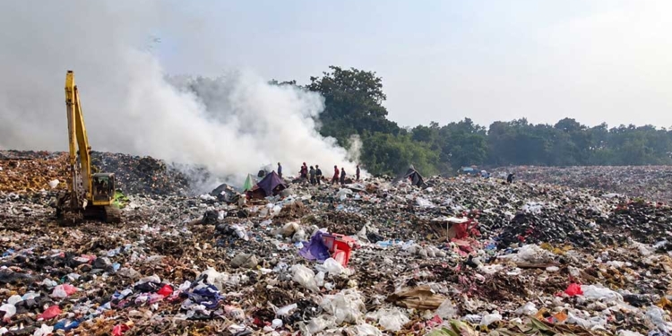 Tangkapan Layar Video Rekaman Dari Disdamkarmat Kabupaten Cirebon Yang Memperlihatkan Asap Masih Mengepul Dari Tumpukan Sampah Tpas Gunung Santri, Rabu, 7 Oktober 2026.