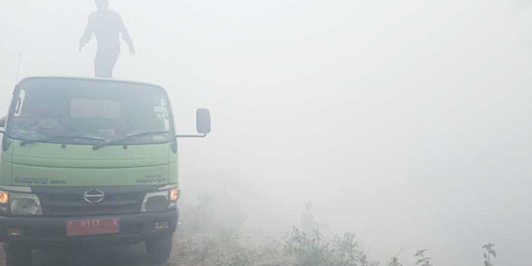 Petugas Pemadam Kebakaran Kabupaten Cirebon Sedang Berusaha Memadamkan Api Yang Membakar Lahan Di Sekitar Tpas Gunung Santri, Selasa, 6 Oktober 2026.