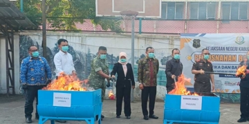 Pemusnahan Barang Bukti Dari 136 Perkara Yang Telah Berkekuatan Hukum Tetap Atau Inkracht Di Kejari Kabupaten Cirebon, Kamis, 1 Oktober 2026.