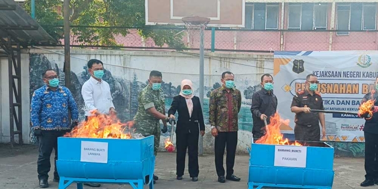 Pemusnahan Barang Bukti Dari 136 Perkara Yang Telah Berkekuatan Hukum Tetap Atau Inkracht Di Kejari Kabupaten Cirebon, Kamis, 1 Oktober 2026.
