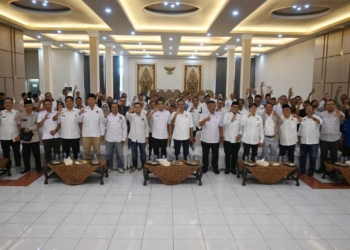 Buka Konferda PWI Kabupaten Cirebon, Wabup Jigus Soroti Tantangan Wartawan di Era Digital 1 Wabup Cirebon, Agus Kurniawan Budiman (Tengah) Foto Bersama Dalam Kegiatan Konferda Pwi Kabupaten Cirebon Bertempat Di Ruang Nyimas Gandasari, Kantor Bupati Cirebon, Rabu, 7 Oktober 2026.