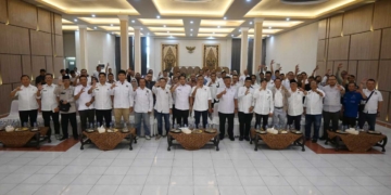 Wabup Cirebon, Agus Kurniawan Budiman (Tengah) Foto Bersama Dalam Kegiatan Konferda Pwi Kabupaten Cirebon Bertempat Di Ruang Nyimas Gandasari, Kantor Bupati Cirebon, Rabu, 7 Oktober 2026.