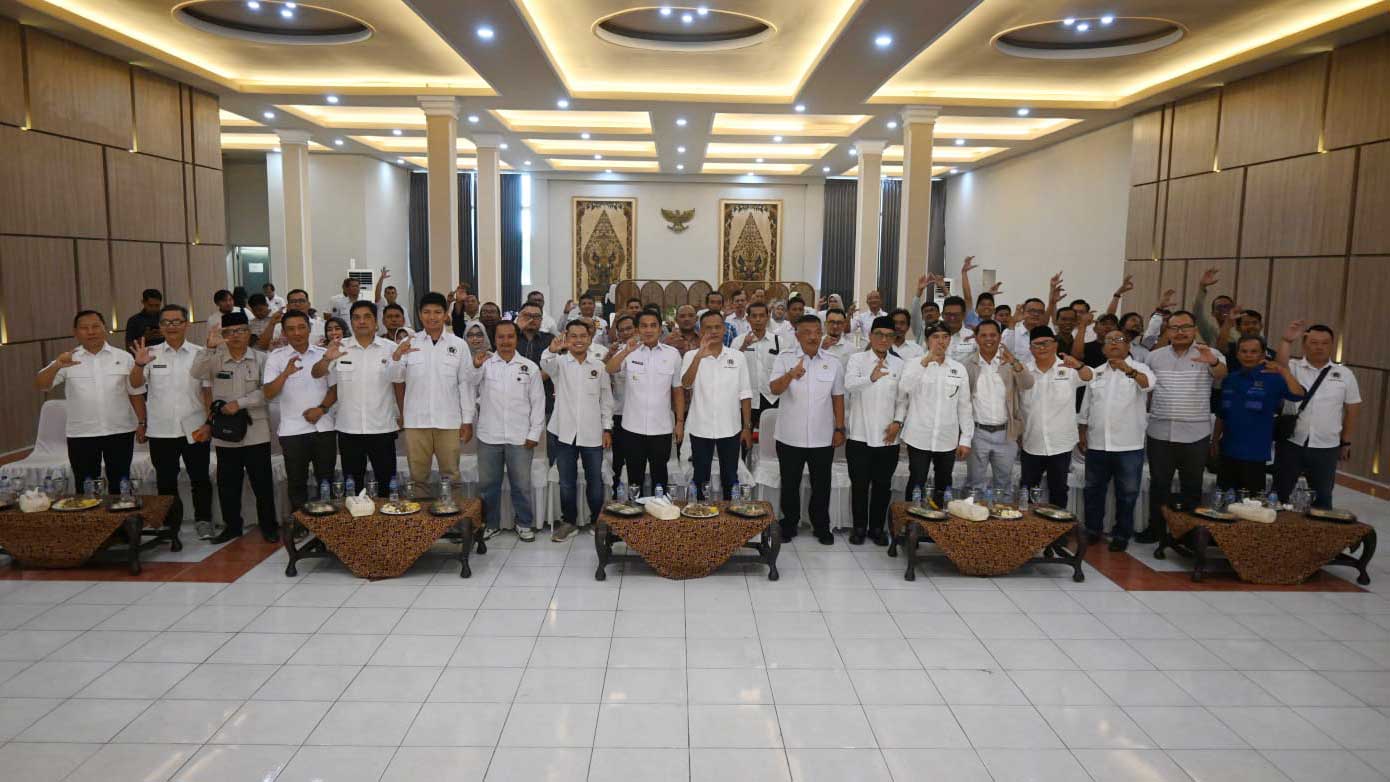 Buka Konferda PWI Kabupaten Cirebon, Wabup Jigus Soroti Tantangan Wartawan di Era Digital 1 Wabup Cirebon, Agus Kurniawan Budiman (Tengah) Foto Bersama Dalam Kegiatan Konferda Pwi Kabupaten Cirebon Bertempat Di Ruang Nyimas Gandasari, Kantor Bupati Cirebon, Rabu, 7 Oktober 2026.