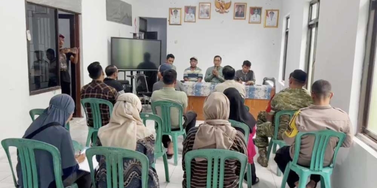 Suasana Audiensi Warga Yang Difasilitasi Pemerintah Desa Weru Kidul, Kecamatan Weru, Kabupaten Cirebon, Jumat, 9 Oktober 2026.