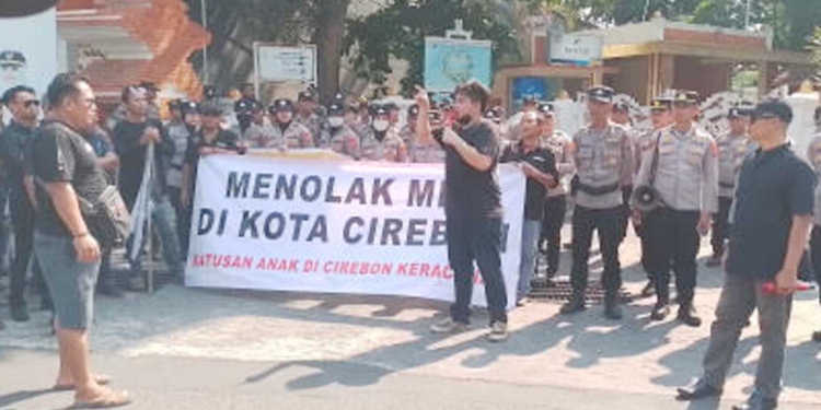 Aliansi Masyarakat Cirebon Desak Program MBG Dihentikan 6 Aksi Massa Demonstran Yang Menolak Mbg Di Kota Cirebon, Jumat, 23 Oktober 2026.