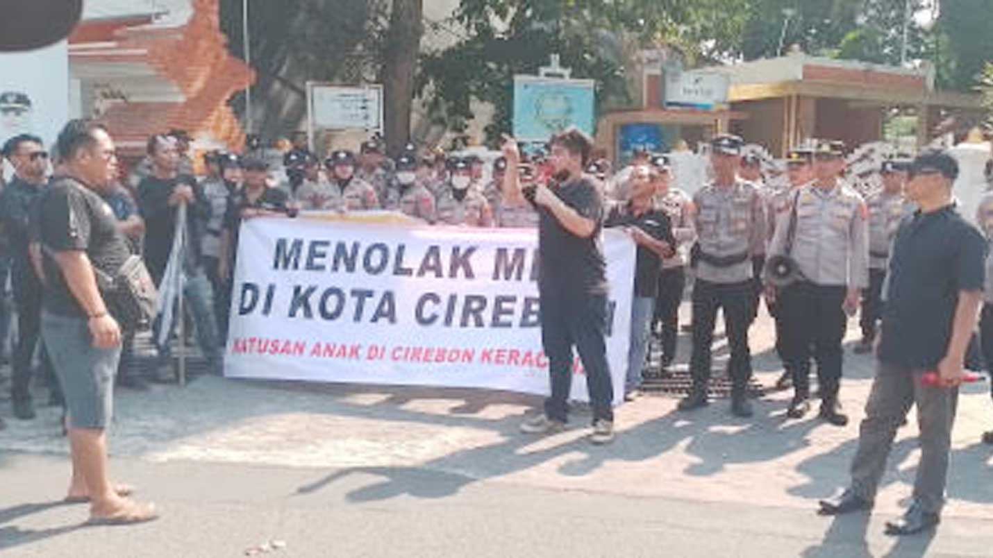 Aliansi Masyarakat Cirebon Desak Program MBG Dihentikan 1 Aksi Massa Demonstran Yang Menolak Mbg Di Kota Cirebon, Jumat, 23 Oktober 2026.