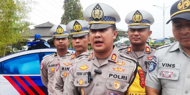 Memayu Buyut Trusmi, Pengendara Diimbau Hindari Jalur Pantura Plered–Tengahtani Cirebon 6 ‎Kasat Lantas Polresta Cirebon, Akp Yudha Satyo Rahardjo, Memberikan Imbauan Kepada Pengguna Jalan Menjelang Pelaksanaan Tradisi Memayu Buyut Trusmi, Kamis, 29 Oktober 2026.