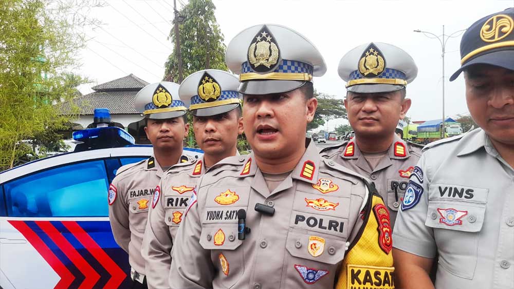 Memayu Buyut Trusmi, Pengendara Diimbau Hindari Jalur Pantura Plered–Tengahtani Cirebon 1 Kasat Lantas Polresta Cirebon, Akp Yudha Satyo Rahardjo, Memberikan Imbauan Kepada Pengguna Jalan Menjelang Pelaksanaan Tradisi Memayu Buyut Trusmi, Kamis, 29 Oktober 2026.