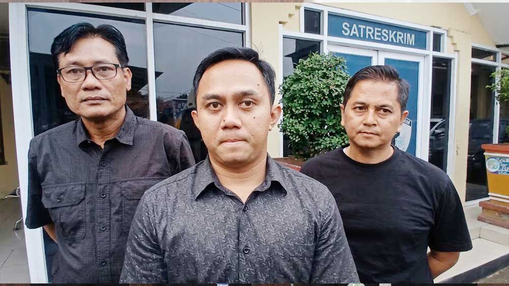 Polisi Dalami Kematian Tiga Warga Depok Cirebon yang Diduga Akibat Tenggak Miras Oplosan 1 Kasat Reskrim Polresta Cirebon, Kompol Irfan Alireja Didampingi Wakasat Reskrim Saat Dimintai Keterangan, Kamis, 29 Oktober 2026.