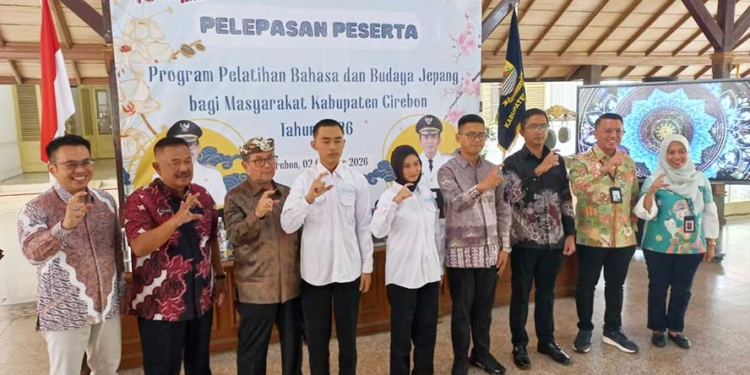 Bupati Cirebon, Drs H Imron, Foto Bersama Seusai Melepas Peserta Pelatihan Program Penempatan Kerja Ke Jepang Bertempat Di Pendopo Bupati Cirebon, Jumat, 2 Oktober 2026.