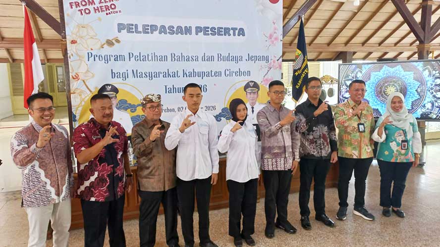 Pemkab Cirebon Subsidi Pelatihan Kerja ke Jepang Rp15 Juta per Peserta 1 Bupati Cirebon, Drs H Imron, Foto Bersama Seusai Melepas Peserta Pelatihan Program Penempatan Kerja Ke Jepang Bertempat Di Pendopo Bupati Cirebon, Jumat, 2 Oktober 2026.
