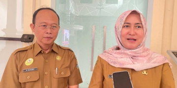Anggaran Layanan Pasien Non-BPJS Belum Pasti, Pemkab Cirebon Tunggu Keputusan Gubernur Jawa Barat 8 Kepala Dinas Kesehatan Kabupaten Cirebon, Hj Eni Suhaeni (Kanan) Bersama Direktur Utama Rsud Arjawinangun, Bambang Sumardi.