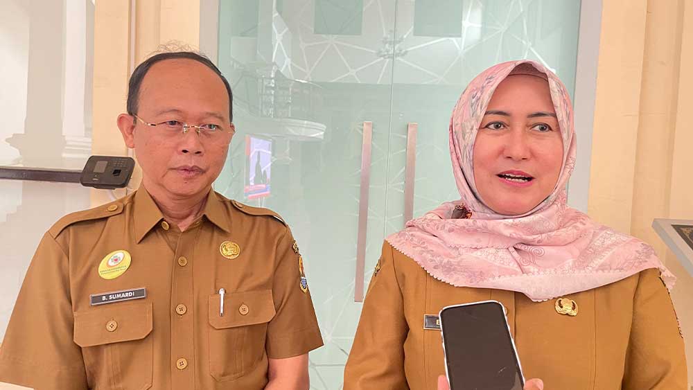 Anggaran Layanan Pasien Non-BPJS Belum Pasti, Pemkab Cirebon Tunggu Keputusan Gubernur Jawa Barat 1 Kepala Dinas Kesehatan Kabupaten Cirebon, Hj Eni Suhaeni (Kanan) Bersama Direktur Utama Rsud Arjawinangun, Bambang Sumardi.