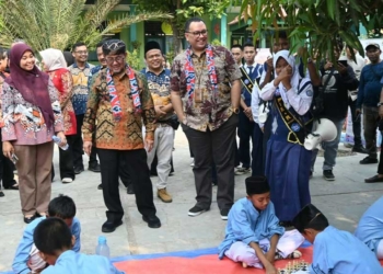 Pemkab Cirebon Perkuat Pendidikan Kependudukan Lewat SSK 2 Bupati Cirebon, H Imron Bersama Direktur Pengelolaan Kerja Sama Pendidikan Kependudukan Kemendukbangga, Made Yudhistira Dwipayama, Saat Menghadiri Verifikasi Ssk Tingkat Nasional 2026 Di Smp Negeri 2 Palimanan, Jumat, 9 Oktober 2026.