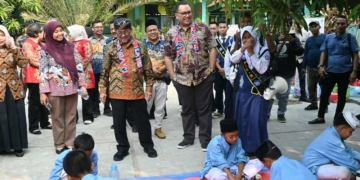 Bupati Cirebon, H Imron Bersama Direktur Pengelolaan Kerja Sama Pendidikan Kependudukan Kemendukbangga, Made Yudhistira Dwipayama, Saat Menghadiri Verifikasi Ssk Tingkat Nasional 2026 Di Smp Negeri 2 Palimanan, Jumat, 9 Oktober 2026.
