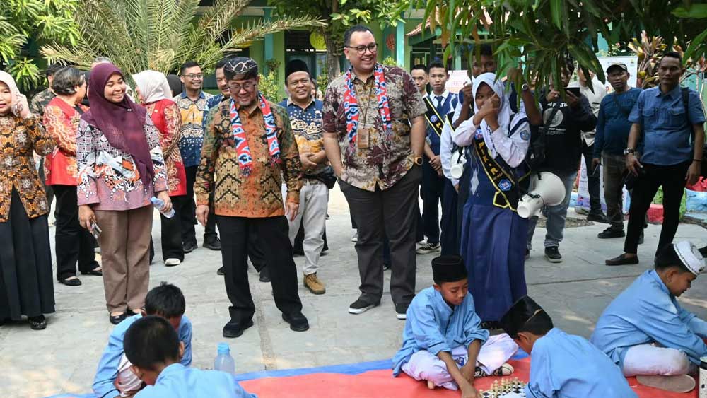 Pemkab Cirebon Perkuat Pendidikan Kependudukan Lewat SSK 1 Bupati Cirebon, H Imron Bersama Direktur Pengelolaan Kerja Sama Pendidikan Kependudukan Kemendukbangga, Made Yudhistira Dwipayama, Saat Menghadiri Verifikasi Ssk Tingkat Nasional 2026 Di Smp Negeri 2 Palimanan, Jumat, 9 Oktober 2026.