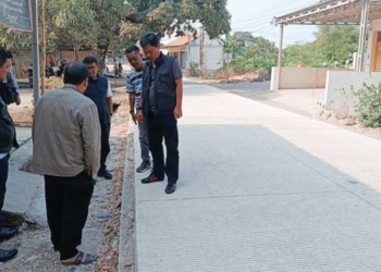 Wali Kota Cirebon, Effendi Edo Saat Mengecek Jalan Kalilunyu, Argasunya Yang Rampung Dibeton.
