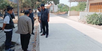 Pemkot Cirebon Lanjutkan Penataan Argasunya, PJU dan Drainase Jadi Prioritas 7 Wali Kota Cirebon, Effendi Edo Saat Mengecek Jalan Kalilunyu, Argasunya Yang Rampung Dibeton.