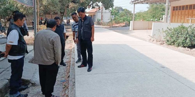 Wali Kota Cirebon, Effendi Edo Saat Mengecek Jalan Kalilunyu, Argasunya Yang Rampung Dibeton.