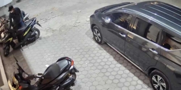 Motor Pasien Klinik Gigi di Tuparev Cirebon Dicuri, Aksi Terekam CCTV 8 Tangkapan Layar Rekaman Cctv Yang Memperlihatkan Aksi Pencuri Motor Di Salah Satu Klinik Gigi Di Jalan Tuparev Kecamatan Kedawung, Kabupaten Cirebon, Selasa, 27 Oktober 2026.*