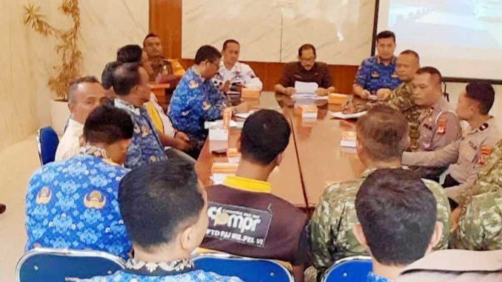 5 November 2026 Bangunan Liar di Sumber-Weru Bakal Ditertibkan, Satpol PP Kabupaten Cirebon Lakukan Persiapan 1 Kepala Satpol Pp Kabupaten Cirebon, Imam Ustadi, Bersama Para Kuwu Dan Camat Menggelar Rapat Koordinasi Persiapan Penertiban Pedagang Liar Di Sepanjang Jalan Fatahillah Sumber-Weru, Rabu, 28 Oktober 2026.