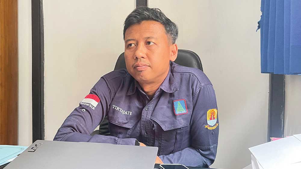 Perumda Tirta Jati Kabupaten Cirebon Baru Capai 1.200 Pelanggan Baru 1 Kepala Bagian Hubungan Langganan Perumda Air Minum Tirta Jati Kabupaten Cirebon, Irfan Rahmayadi, Saat Di Jumpai Di Ruang Kerjanya, Selasa, 13 Oktober 2026.