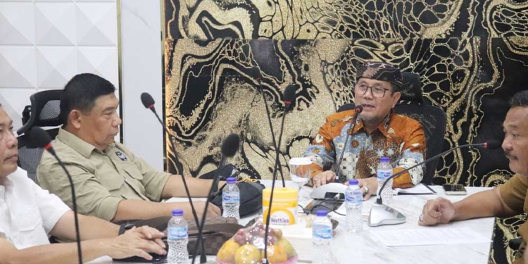 Bupati Cirebon, H Imron, Saat Menerima Kunjungan Mantan Letjen Tni (Purn.) Madsuni Dan Brigjen Tni (Purn.) Yayan Suryana, Rabu, 14 Oktober 2026.