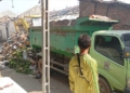 Mobil Pengangkut Sampah Dlh Kabupaten Cirebon Saat Mengangkut Sampah Di Gang Bahagia, Desa Karangmulya, Kecamatan Plumbon, Kabupaten Cirebon Pada Sabtu, 8 Agustus 2026.