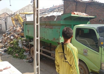 Mobil Pengangkut Sampah Dlh Kabupaten Cirebon Saat Mengangkut Sampah Di Gang Bahagia, Desa Karangmulya, Kecamatan Plumbon, Kabupaten Cirebon Pada Sabtu, 8 Agustus 2026.