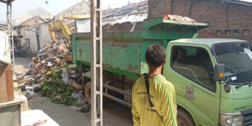DLH Kabupaten Cirebon Siapkan Penambahan Armada Pengangkut Sampah 8 Mobil Pengangkut Sampah Dlh Kabupaten Cirebon Saat Mengangkut Sampah Di Gang Bahagia, Desa Karangmulya, Kecamatan Plumbon, Kabupaten Cirebon Pada Sabtu, 8 Agustus 2026.