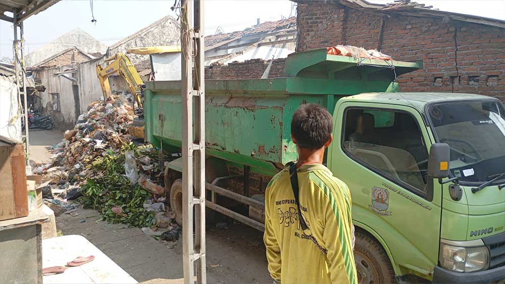 DLH Kabupaten Cirebon Siapkan Penambahan Armada Pengangkut Sampah 1 Mobil Pengangkut Sampah Dlh Kabupaten Cirebon Saat Mengangkut Sampah Di Gang Bahagia, Desa Karangmulya, Kecamatan Plumbon, Kabupaten Cirebon Pada Sabtu, 8 Agustus 2026.
