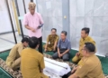 Disbudpar Kabupaten Cirebon Tinjau Situs Desa Tegalwangi 11 Kepala Disbudpar Kabupaten Cirebon Bersama Rombongan Saat Melihat Benda Bersejarah Di Desa Tegalwangi, Selasa, 20 Oktober 2026.