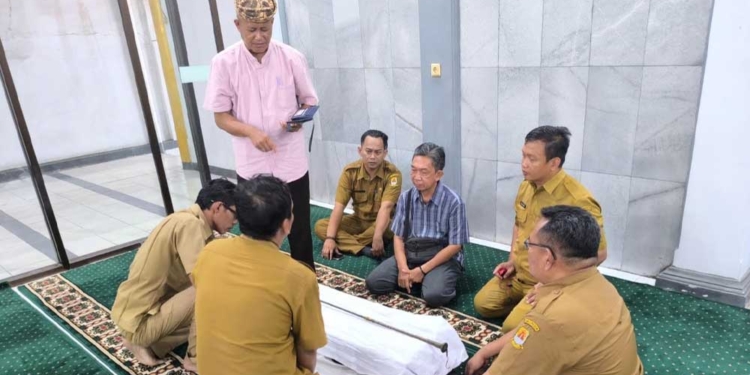 Kepala Disbudpar Kabupaten Cirebon Bersama Rombongan Saat Melihat Benda Bersejarah Di Desa Tegalwangi, Selasa, 20 Oktober 2026.