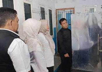 DKP3 Kota Cirebon Soroti Pengolahan Telur Puyuh di Luar Dapur SPPG 1 Kepala Dkp3 Kota Cirebon Elmi Masruroh Saat Sidak Ke Sppg Kalijaga.