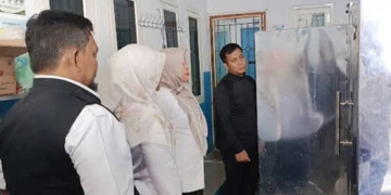 Kepala Dkp3 Kota Cirebon Elmi Masruroh Saat Sidak Ke Sppg Kalijaga.