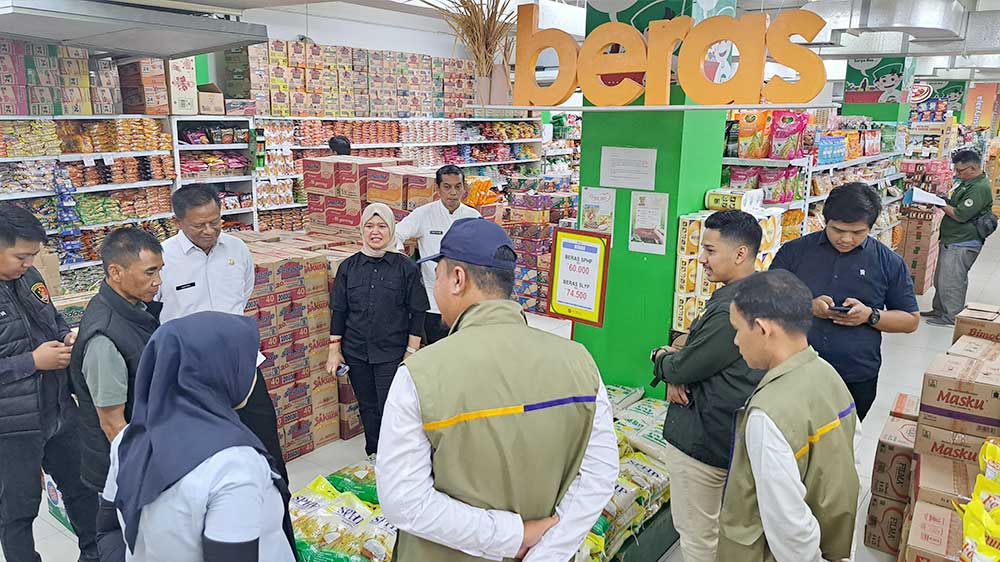 Stok Beras di Kabupaten Cirebon Aman, Harga Sesuai HET 1 Satgas Pangan Kabupaten Cirebon Bersama Bapanas Melakukan Pemantauan Stok Beras, Kamis, 29 Oktober 2026.