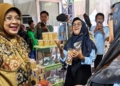 Ibu Menteri Agama Republik Indonesia, Dr. Hj. Helmi Halimatul Udhma, M.si., Saat Mengunjungi Booth Uin Siber Cirebon Dalam Gelaran Ies 2026 Di Masjid Istiqlal Jakarta, Sabtu, 31 Oktober 2026.