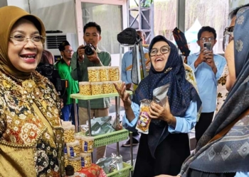 Ibu Menteri Agama Republik Indonesia, Dr. Hj. Helmi Halimatul Udhma, M.si., Saat Mengunjungi Booth Uin Siber Cirebon Dalam Gelaran Ies 2026 Di Masjid Istiqlal Jakarta, Sabtu, 31 Oktober 2026.